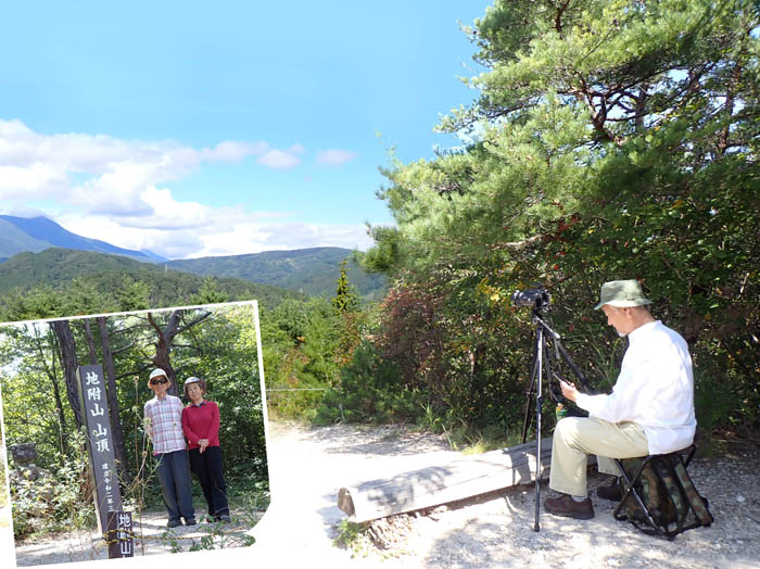 photo：タカの渡りを観察する西澤さんと：地附山 