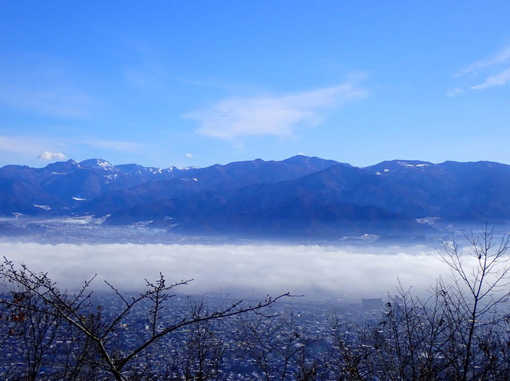 photo9霞に浮かぶ志賀方面の山1221：地附山 