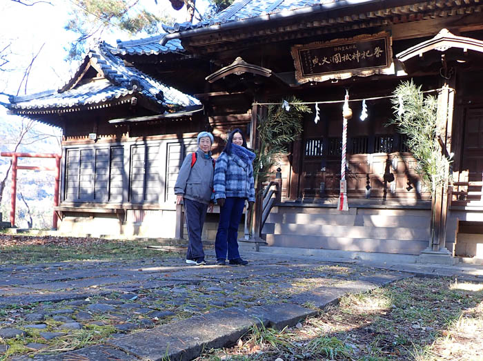 photo9横山城跡に立つ社