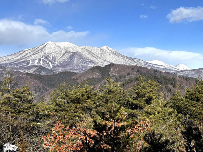 photo13白い飯縄山、黒姫山、妙高山：地附山 