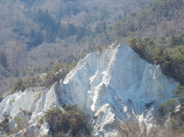 photo・茶臼山の白い崖（下山途中から）