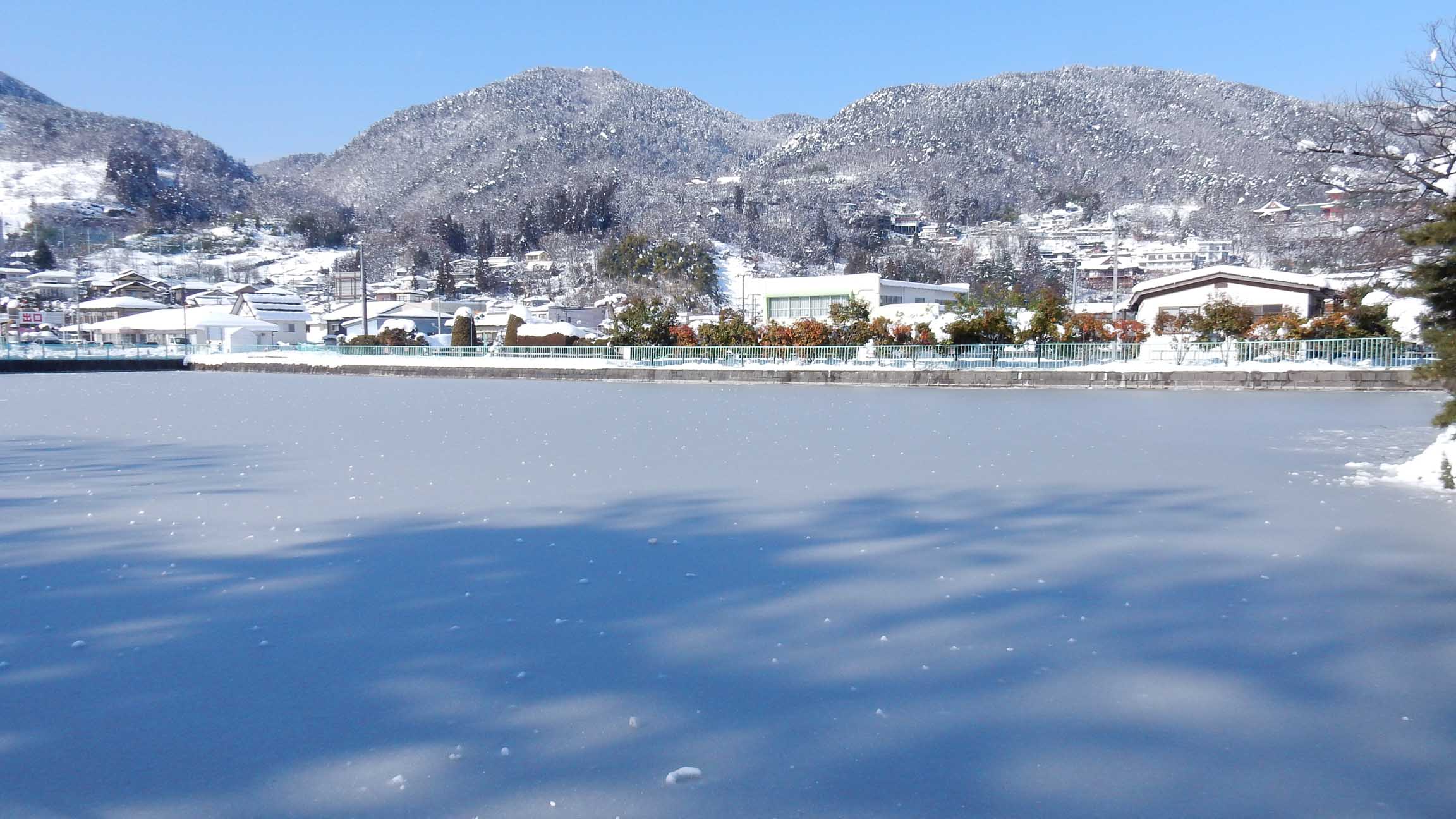 写真・善光寺北側の凍りついた池