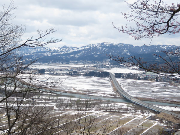 photo・下界はまだ雪景色　魚野川を渡る関越道・六万騎山