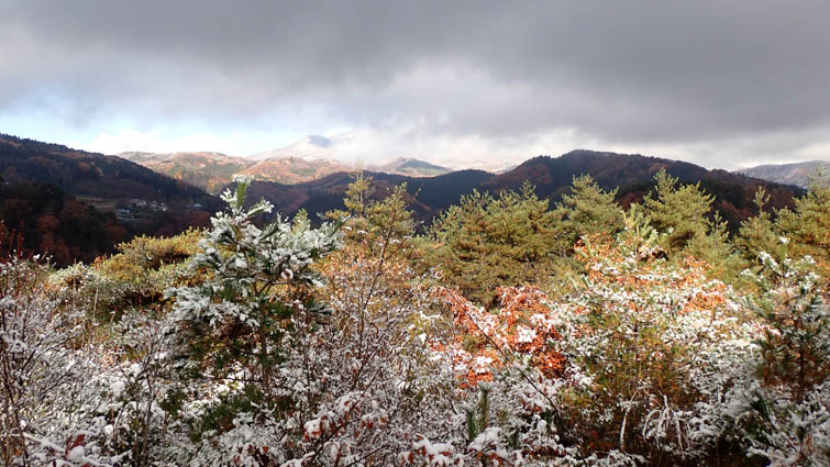 地附山山頂から飯縄山方面