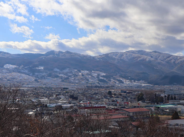 三峯山（左）、聖山
