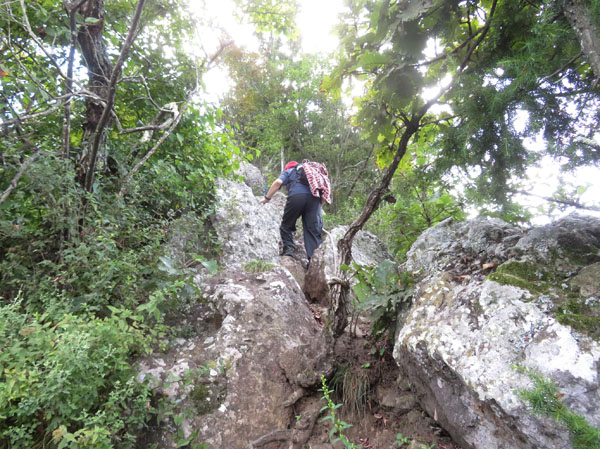 photo：岩場を慎重に登る・若穂太郎山