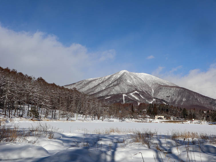 大座法師池と飯縄山