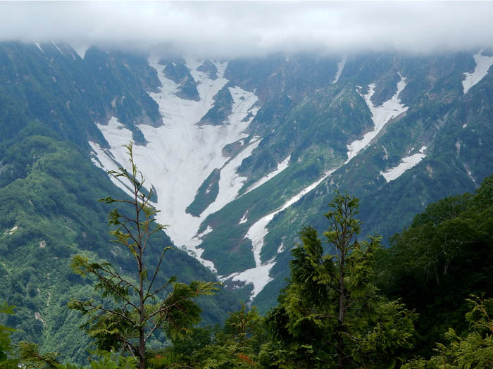 八方尾根の上は隠れて：五竜小遠見山