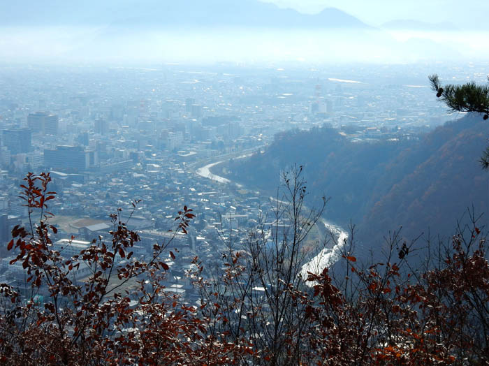 頼朝山から裾花川を見下ろす