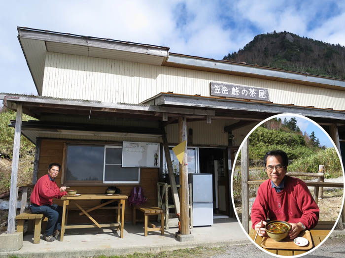 笠岳をバックにキノコうどんを食べる 