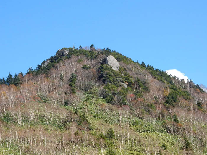 17山頂近くの巨大な岩