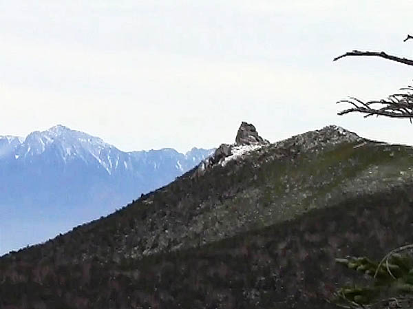 写真・金峰山（手前）と甲斐駒ヶ岳：朝日岳山頂