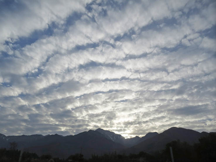 写真・甲斐駒ヶ岳とロール雲