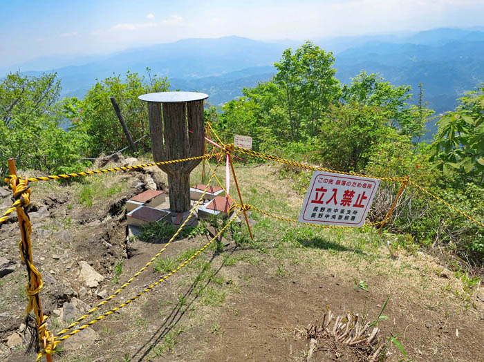 方向指示盤も傾いた：虫倉山