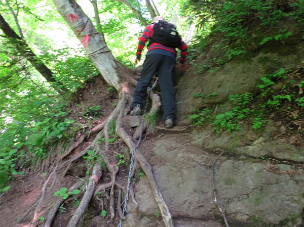 クサリ場を登る：虫倉山