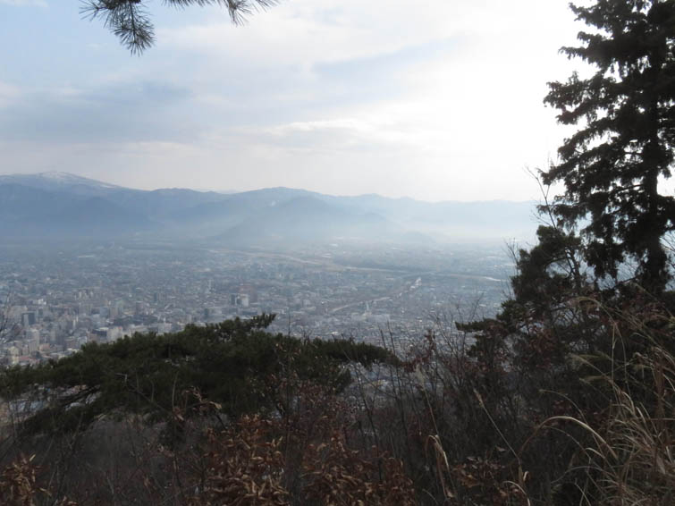 霞んでいる善光寺平