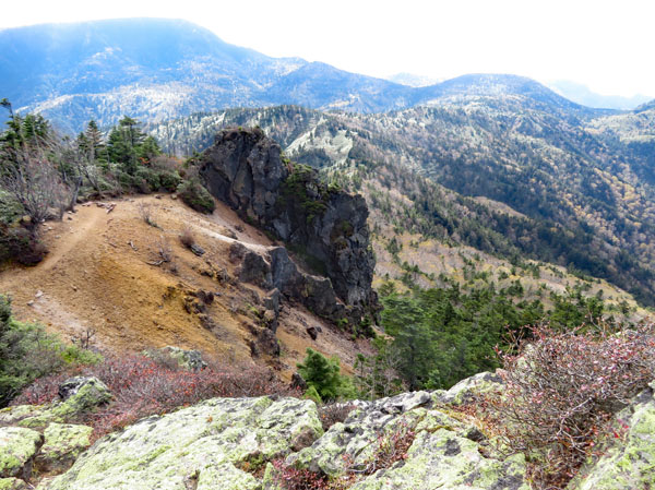 photo：山頂から来た道を見る・赤石山