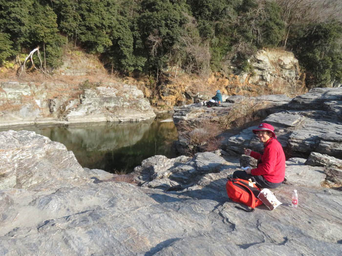 photo21長瀞岩畳でのんびり