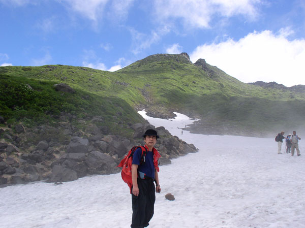 photo：千蛇谷の雪渓を登る・鳥海山