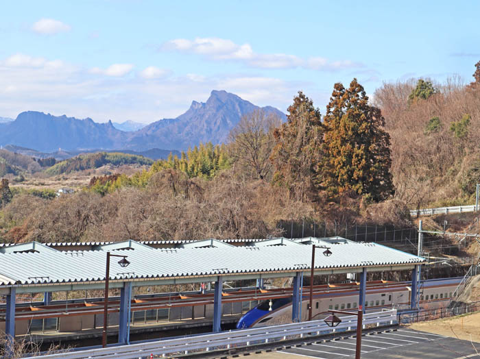 photo2安中榛名駅と妙義山