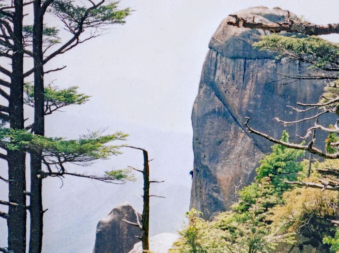 photo：垂直の岩壁を登る人（大ヤスリ岩？）・瑞牆山