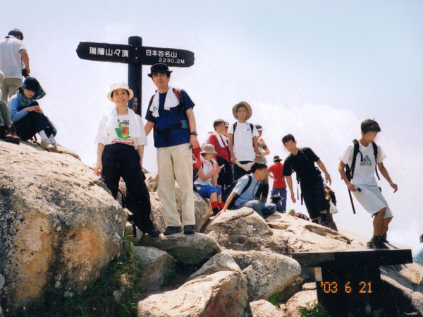 photo：人気の瑞牆山山頂標の前で・瑞牆山