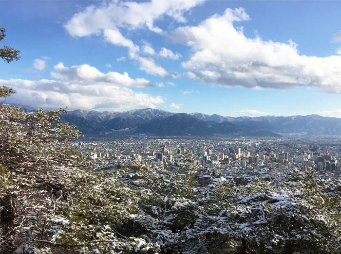 photo：真っ白な長野盆地と志賀高原の山々・地附山パワーポイントから