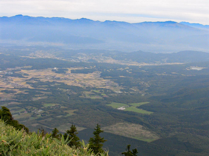 photo：志賀、浅間方面の山々と黒姫高原・黒姫山山頂から