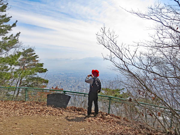 見晴台から市街地を見下ろす：旭山