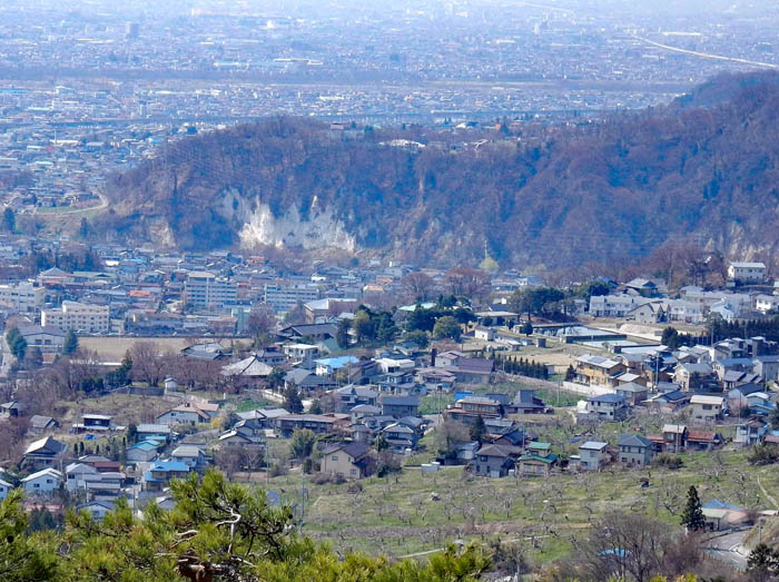 写真14物見岩から見た旭山の崖20170414