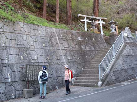 photo：ブランド薬師登山口の鳥居と階段（薬山）