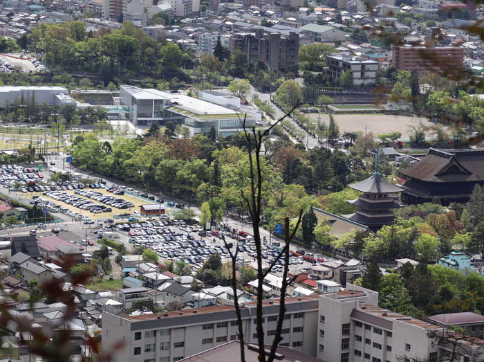 photo：善光寺さんへ向かう道は大渋滞・観音山から