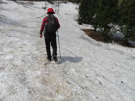 photo：赤池への道は雪の下・袴岳
