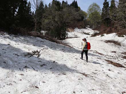 photo：雪原の中で登山道を探す・袴岳