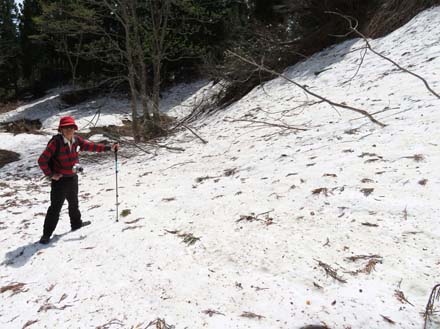 photo：急な雪原を慎重に登る・袴岳
