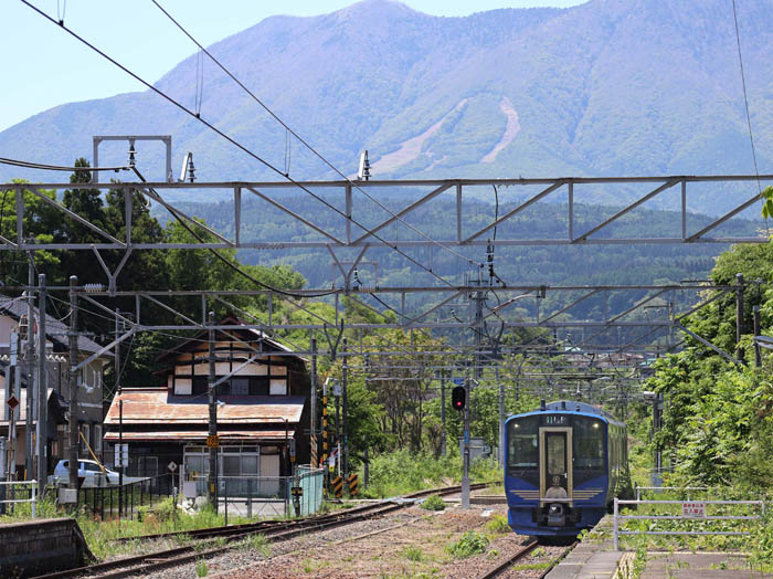 photo：飯縄山をバックに走るしなの鉄道SR1　牟礼駅にて