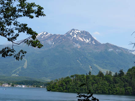photo：野尻湖の向こうに妙高山