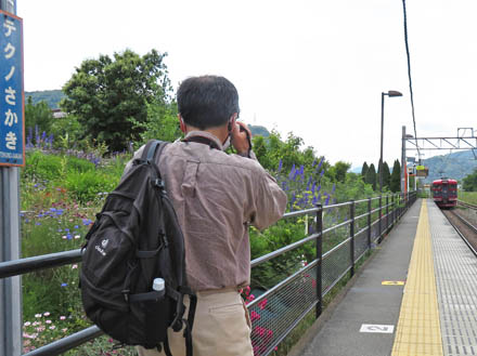 photo：テクノさかき駅で下車：さかき千曲川バラ公園