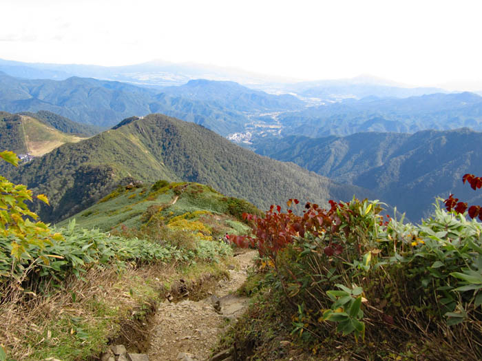 photo：天神尾根の向こうに遠く赤城山：谷川岳