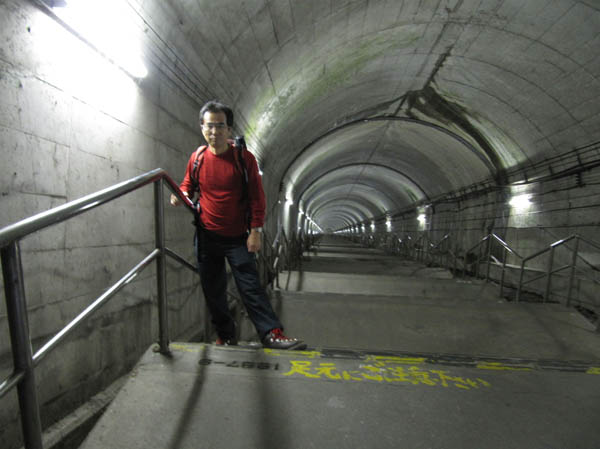 photo：土合駅の階段をバックに：上越線